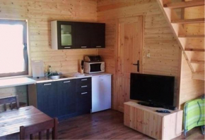 Blockhütte mit Grill und Terrasse in Glenwko